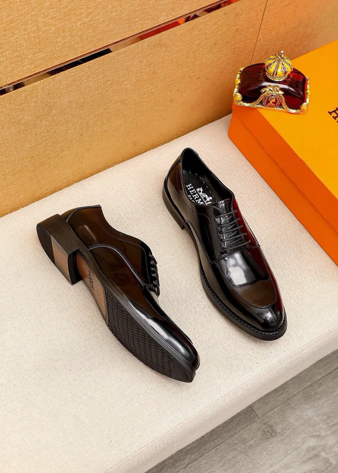 Men's shoes 💰460 💐 Product trademark: HERMES "Hermès" business leather shoes Regular size: 38-44 (45🉑️customized) Product materials: Selected imported first-layer open-edge beaded calfskin upper, imported water-dyed 🐂 cowhide lining. Strong three-dimensional visual effect, non-slip and wear-resistant combination outsole Color: 2⃣️colors available